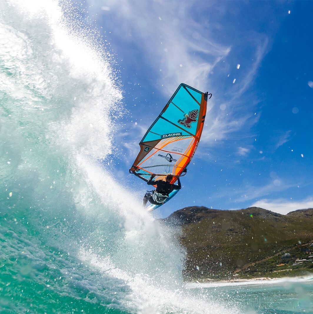 Windsurfer springt über hohe Welle