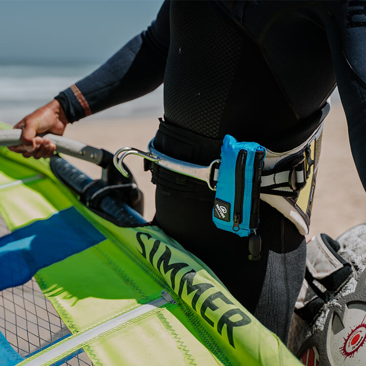 Windsurfer mit Trapezsegel und einer Restube extreme am Strand